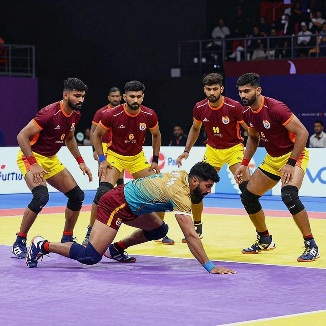 স্টার্টিং সেভেনের বাইরে পবন সেহরাওয়াত: একটা বেঞ্চ-সিদ্ধান্তের ট্যাকটিক্যাল জ্যামিতি, আর অনিশ্চিত এক তথ্যপ্রাঙ্গণ